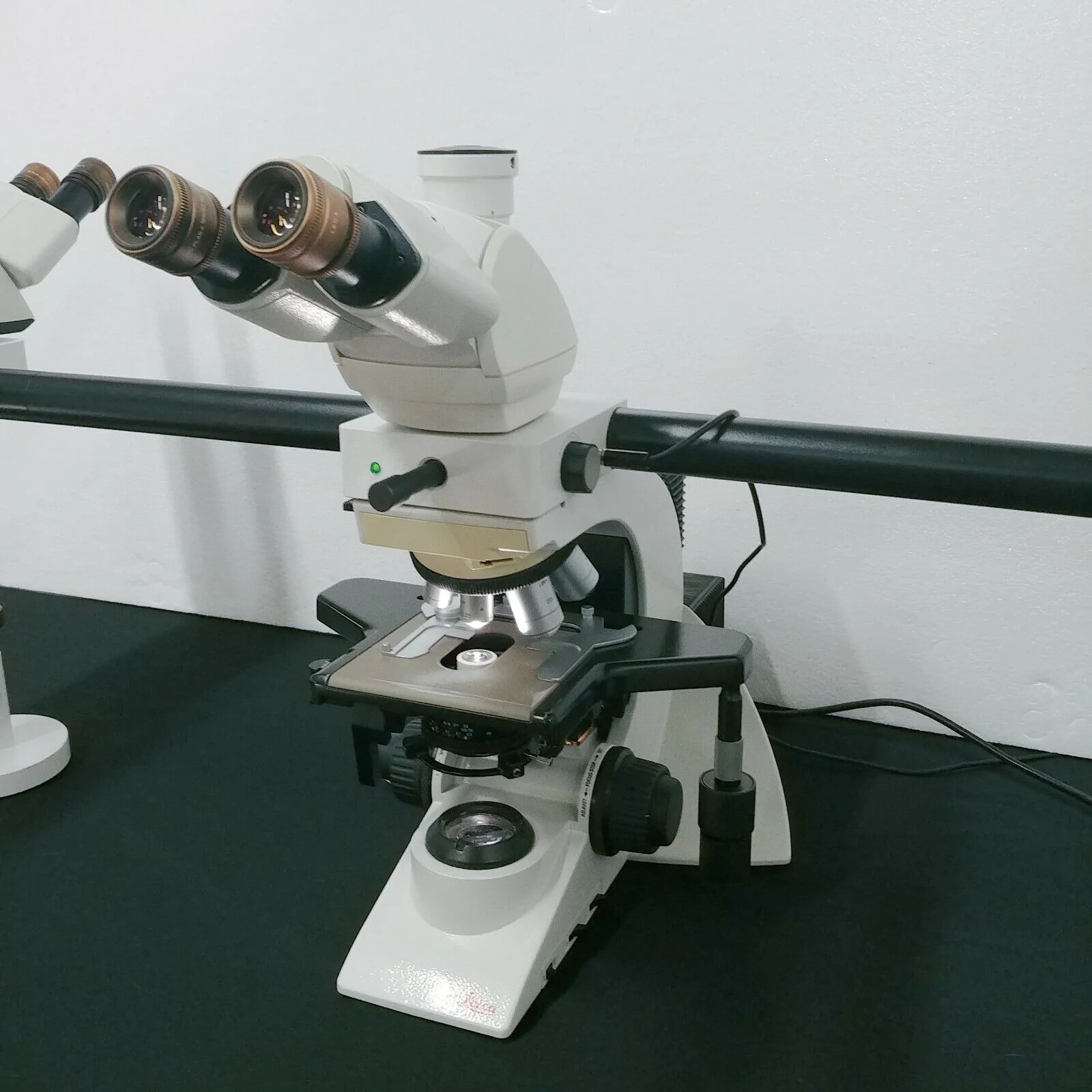 Leica Microscope DM2500 Multihead 5 Headed Teaching System - Image 3