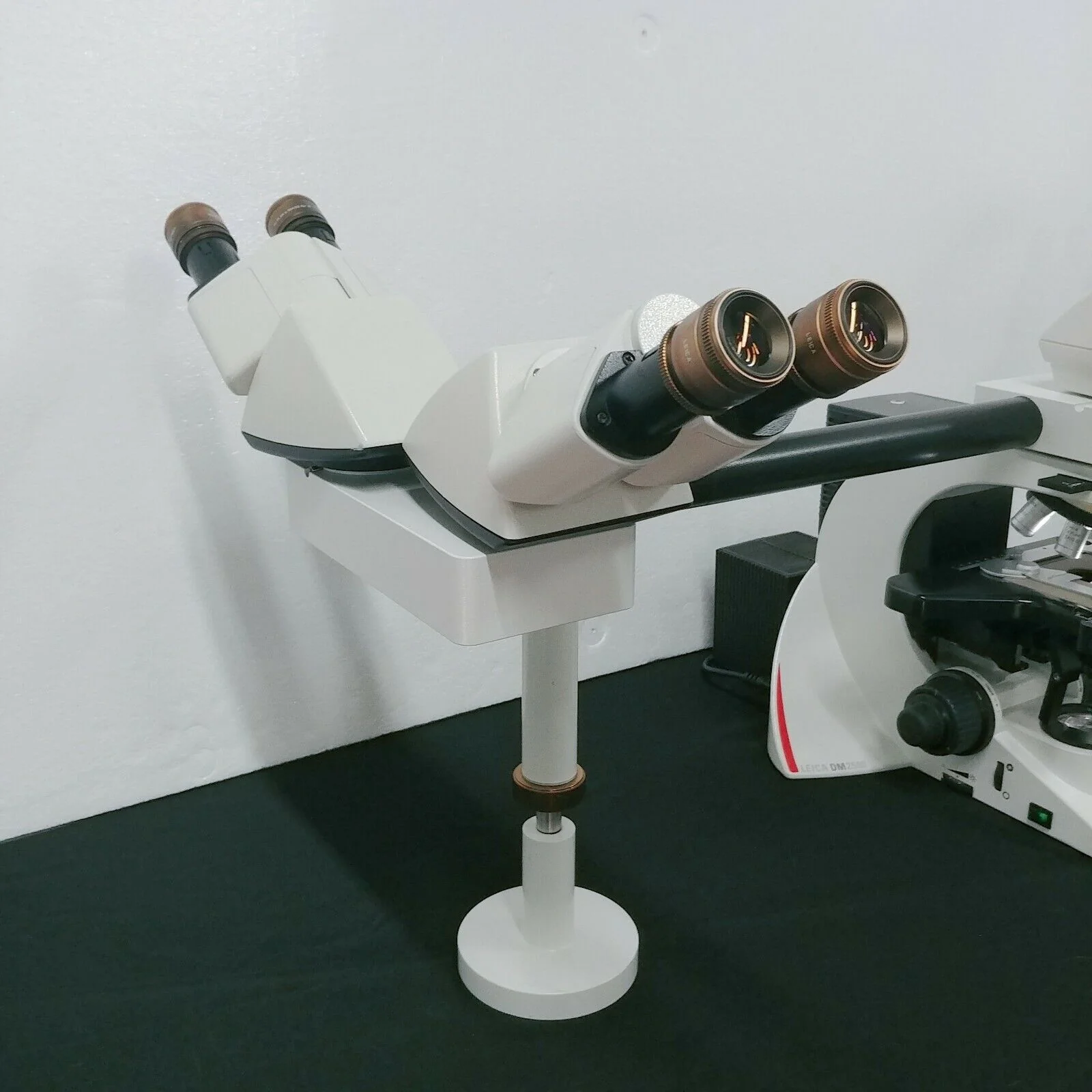 Leica Microscope DM2500 Multihead 5 Headed Teaching System - Image 5