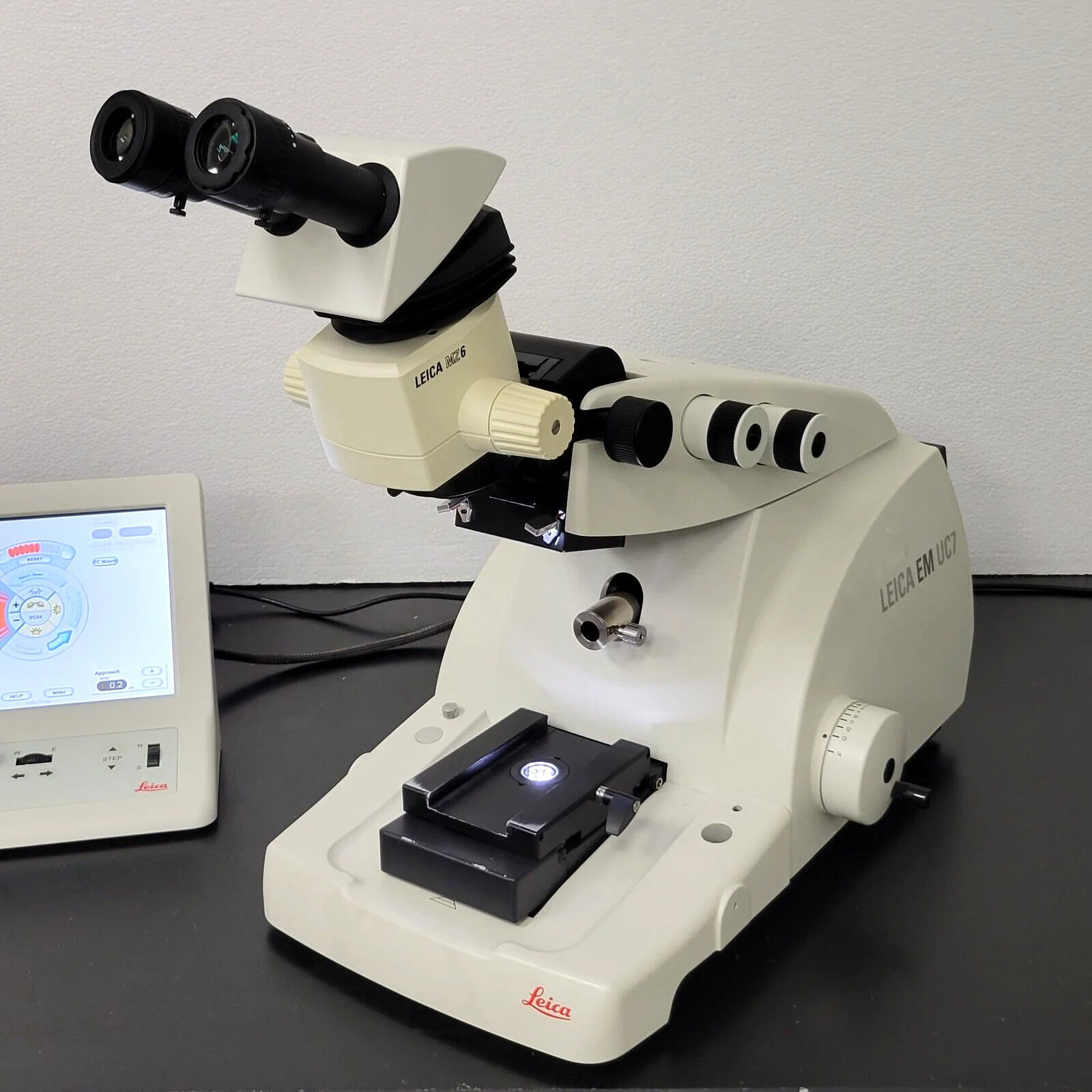 Leica Ultramicrotome EM UC7 with MZ6 Pod and Tilting Binocular Head - Image 3