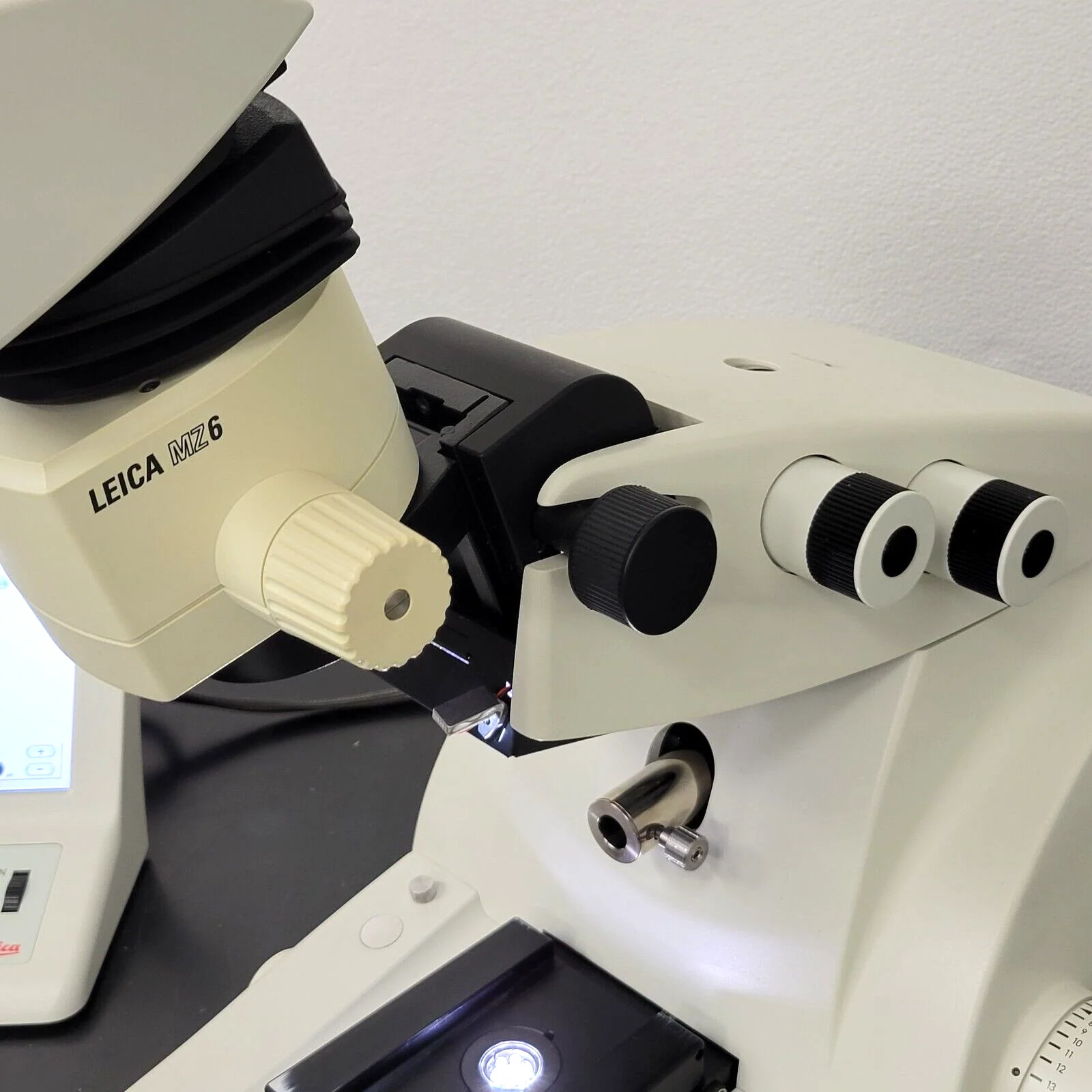 Leica Ultramicrotome EM UC7 with MZ6 Pod and Tilting Binocular Head - Image 5
