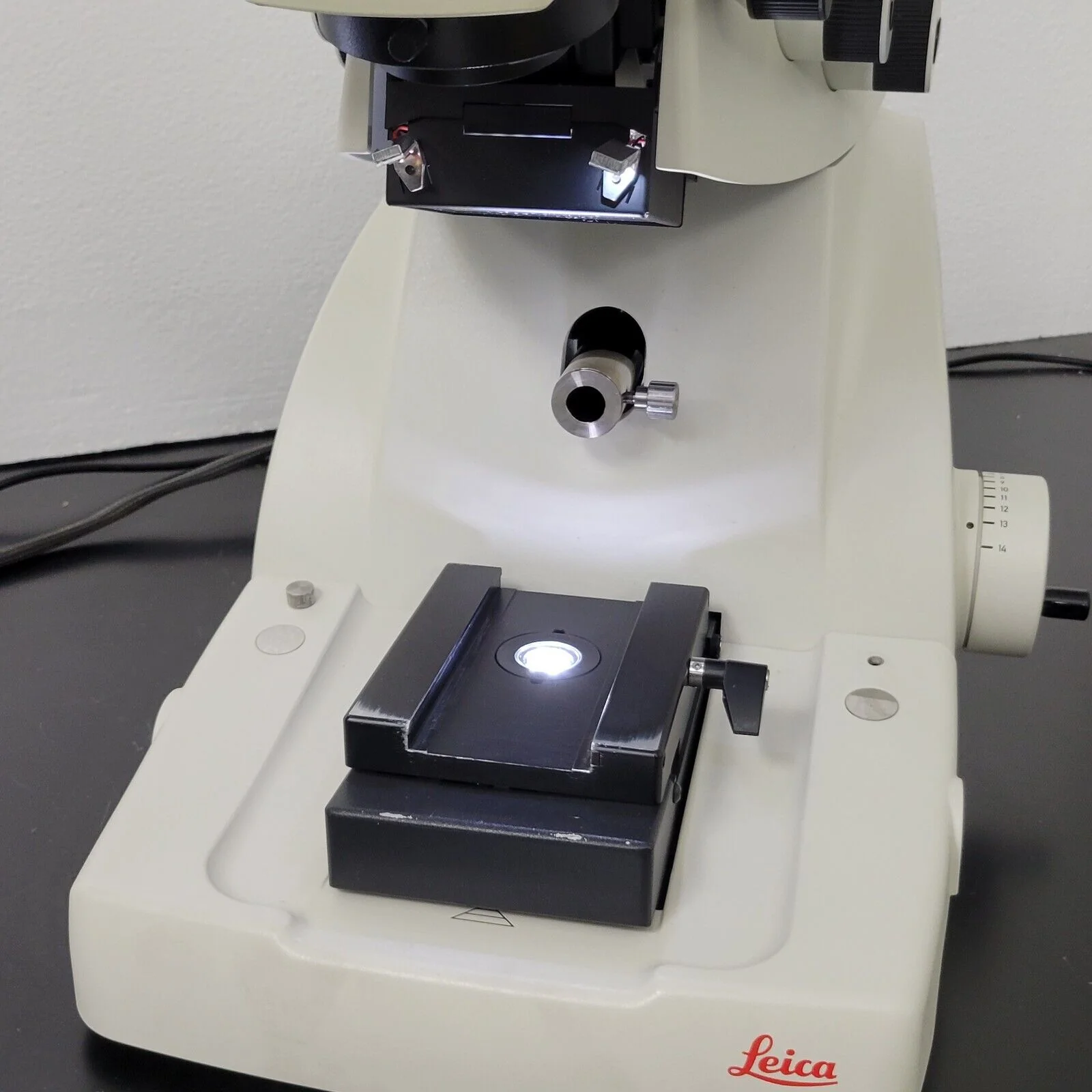 Leica Ultramicrotome EM UC7 with MZ6 Pod and Tilting Binocular Head - Image 6