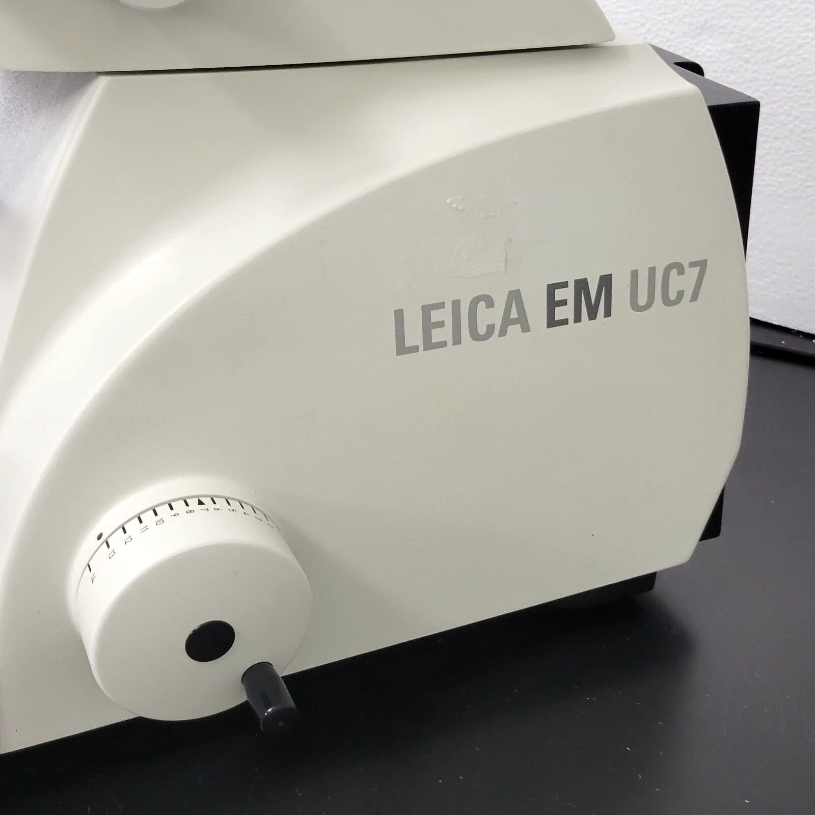 Leica Ultramicrotome EM UC7 with MZ6 Pod and Tilting Binocular Head - Image 7